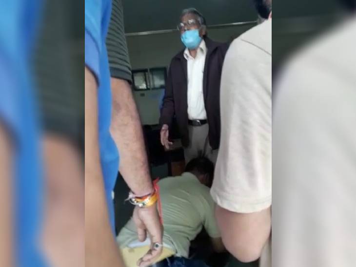 इंदौर में डॉक्टर के पैरों पर गिरकर ताऊ ने बेटे के पोस्टमॉर्टम की गुहार लगाई।