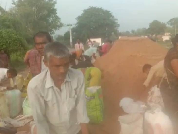 सीधी में रेत भरकर ले जाते लोग।