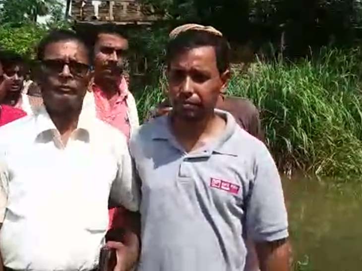 ग्रामीणों ने बाढ़ के पानी में ही CO को पैदल चलवाया।