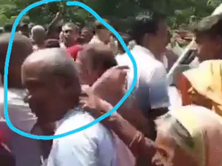 कुछ महिलाओं ने मुखिया प्रतिनिधि का कॉलर पकड़कर धक्का-मुक्की कर दी।