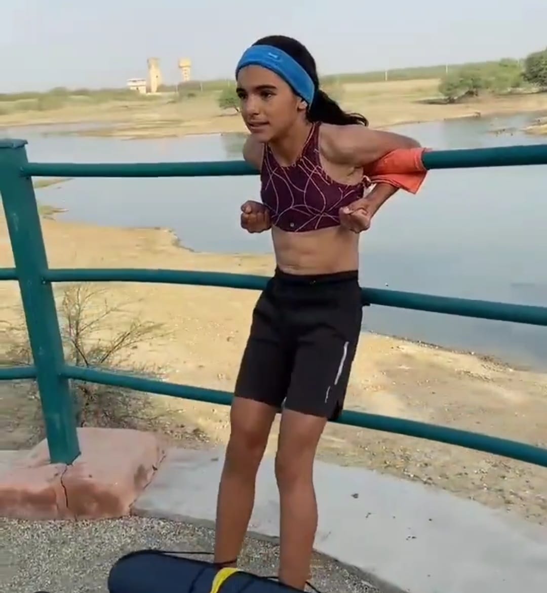 विराट कोहली फाउंडेशन पूजा के खेल और डाइट प्लान का ध्यान रखता है।