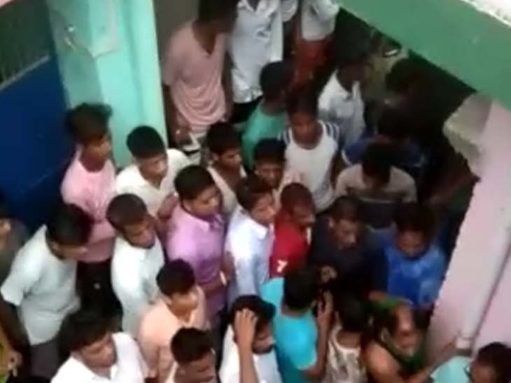 महिला के घर में जुटी लोगों की भीड़।