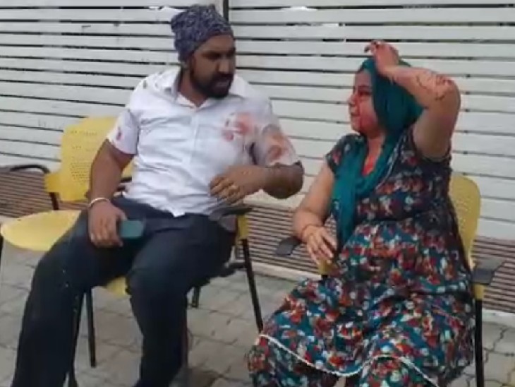 नाभा में हादसे के बाद कार से निकालकर अस्पताल पहुंचाए गए घायल।