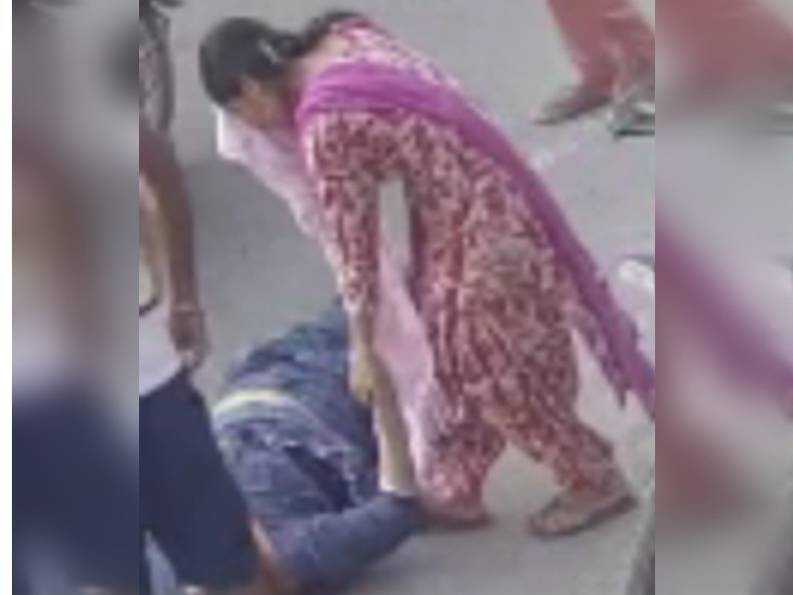 भादसों में हादसे में घायल महिला को उठाती साथी महिला।