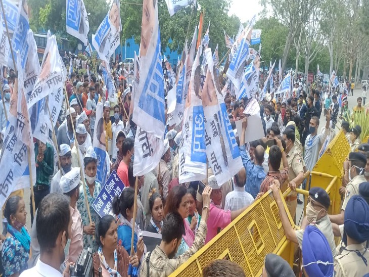 चंडीगढ़ नगर निगम दफ्तर के बाहर हंगामा करते आप कार्यकर्ता।
