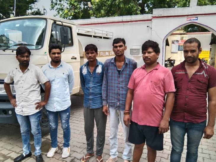 पुलिस ने गिरफ्ताप किए शराब तस्कर। - Dainik Bhaskar