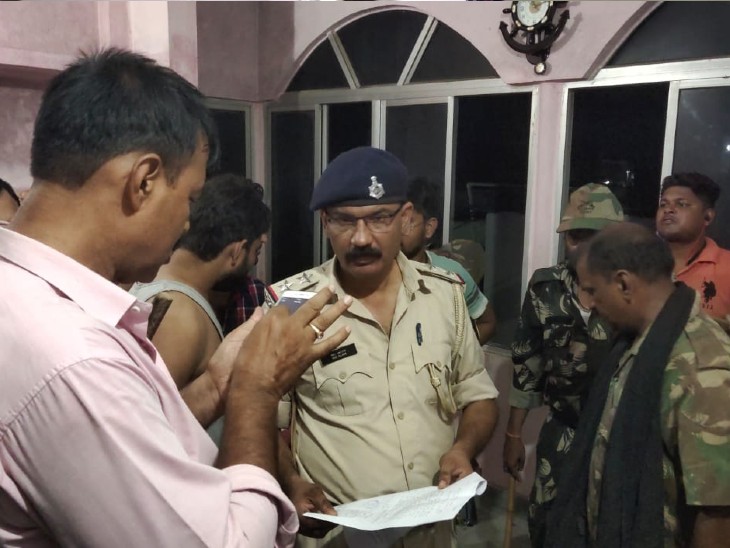 छापेमारी के दौरान पुलिस की टीम।