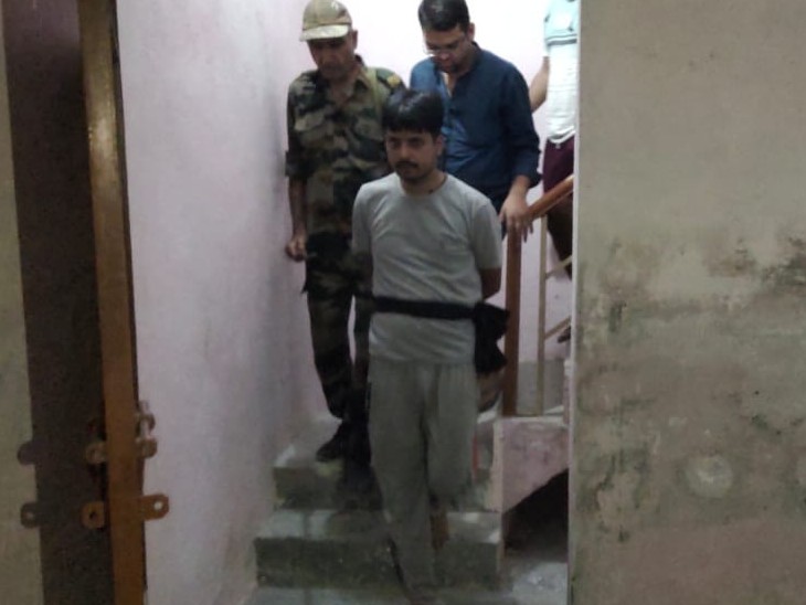मकान से युवक को लाती पुलिस।