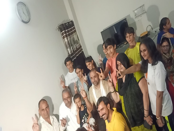 सिंहराज की सफलता के बाद खुशी का इजहार करते परिजन