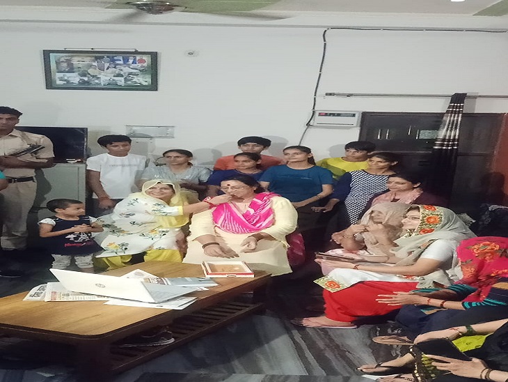 ऊंचागांव सिंहराज के घर पहुंची विधायक सीमा त्रिखा को मिठाई खिलाती परिवार की महिला