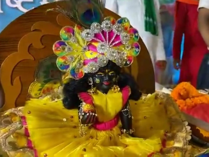 भगवान को तेज प्रताप ने खुद से सजाया।
