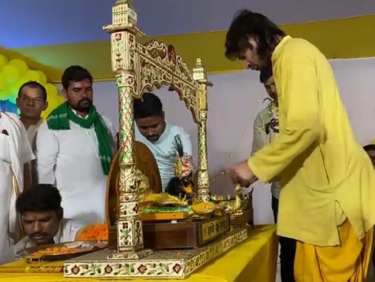 आवास पर ही झूला की तेज प्रताप ने की व्यवस्था।