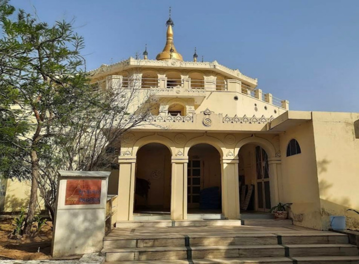 शहर की सुख-सुविधा से पूरी तरह दूर है ये केंद्र। साधना करने वालों से मोबाइल भी रखवा लिया जाता है।