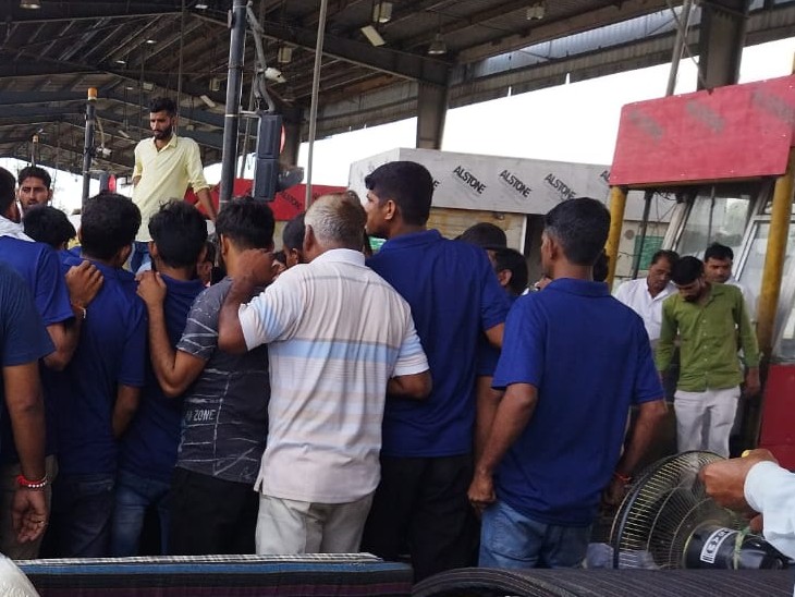टोल पर विरोध जताते कर्मचारी