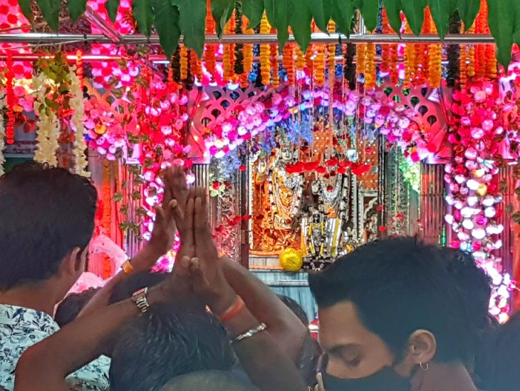 The celebration of Krishna Janmashtami started in the evening in Chhattisgarh, crowds gathered in the sparkling temples; Artisans of Kolkata decorated with flowers