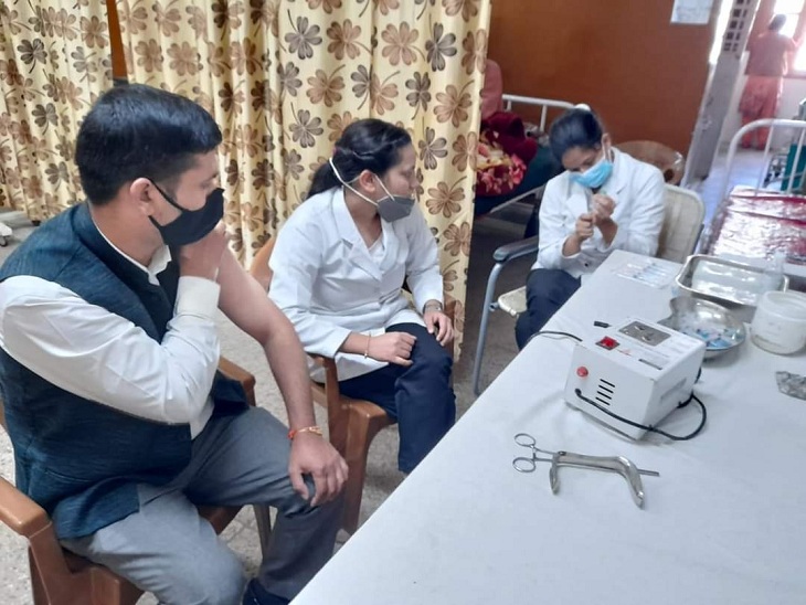 स्वास्थ्य केंद्र में वैक्सीन लगवाते लोग। - Dainik Bhaskar