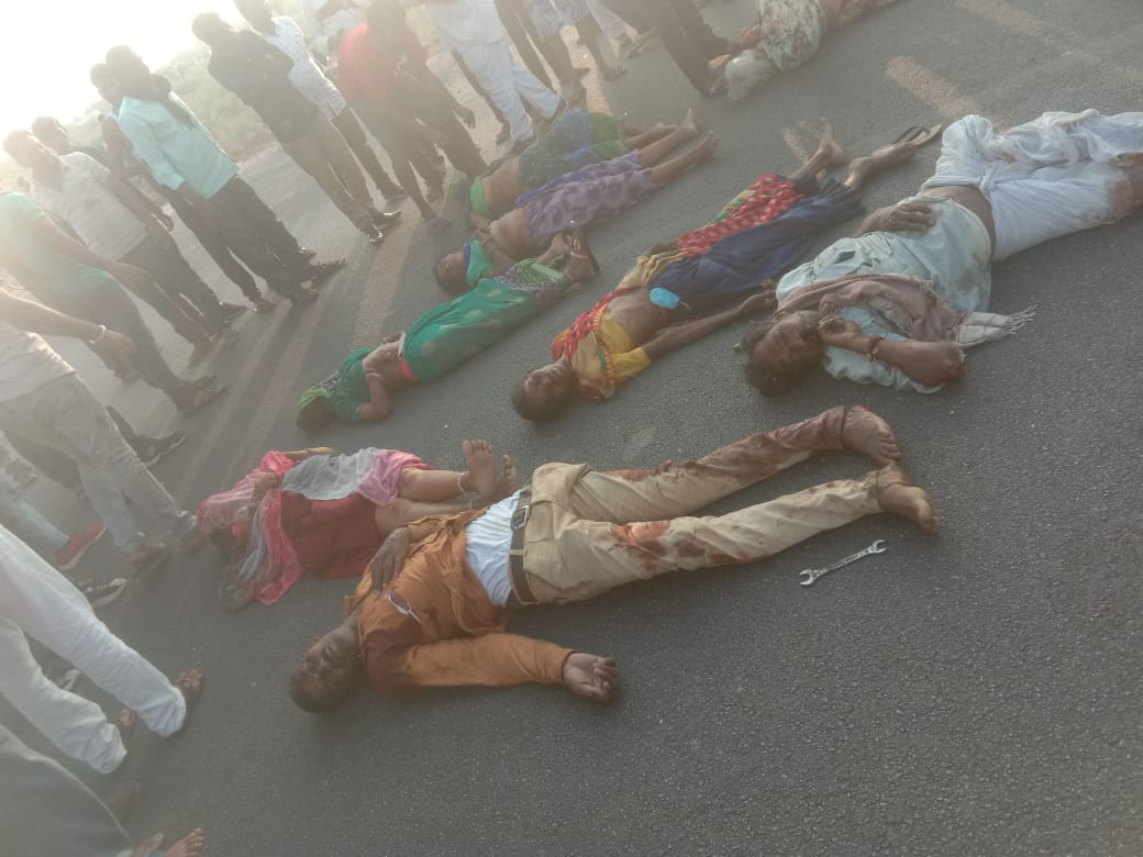 हादसे में 8 लोगों की मौके पर ही मौत हो गई। 4 घायलों ने अस्पताल ले जाते समय रास्ते में दम तोड़ दिया।