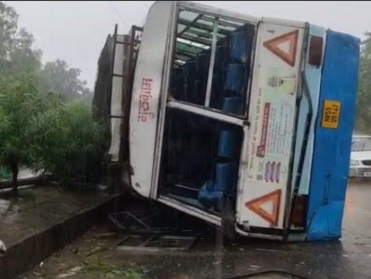 ओमेक्स के पास हुए हादसे में क्षतिग्रस्त बस।
