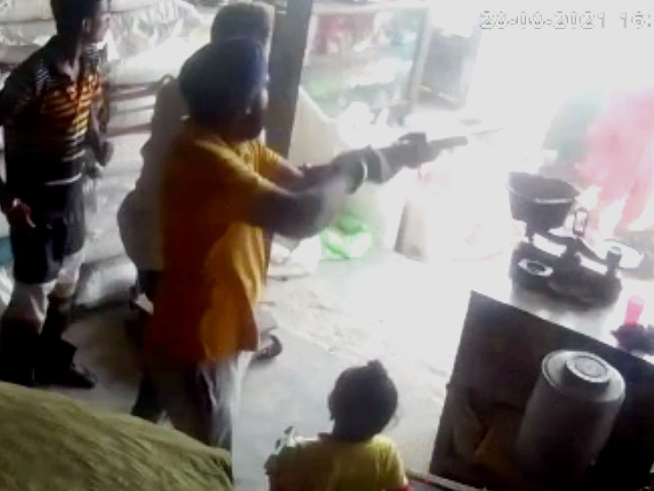 हमले के जवाब में फीड फैक्ट्री के अंदर से राइफल से फायरिंग करता अवतार सिंह।