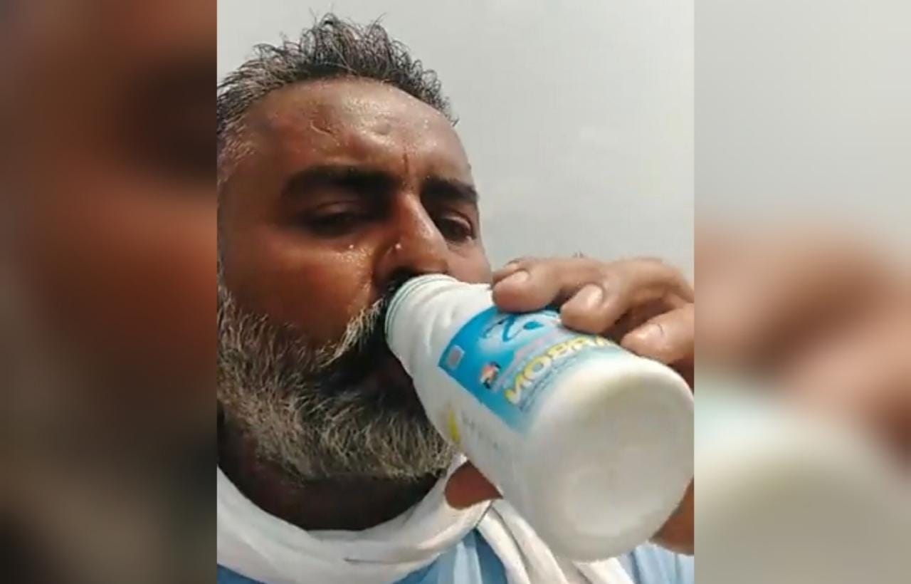 फेसबुक लाइव होकर जहर पिता धर्मवीर बख्शी।