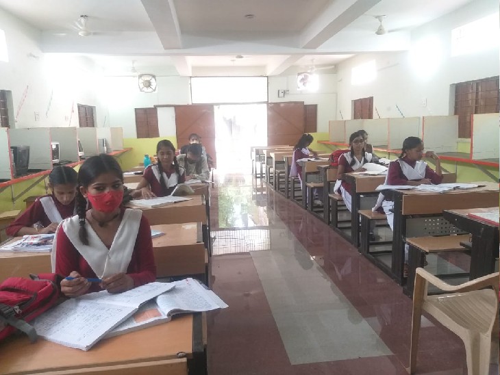 पदमाराजे स्कूल में एक बेंच पर एक ही स्टूडेंट को बैठाया गया है