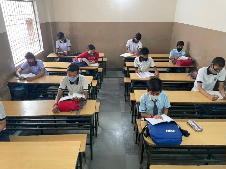 प्राइवेट स्कूल आरएस कॉन्वेंट में एक बेंच पर एक ही स्टूडेंट को बैठाया गया, गेट पर सैनिटाइज किया गया