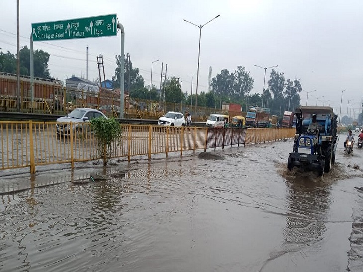 कैलगांव के पास नेशनल हाईवे पर भरा बारिश का पानी