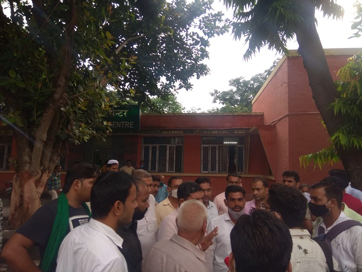 अस्पताल में परिजनों की भीड़