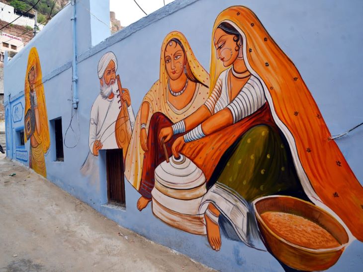 राजस्थान में धान को पत्तथर की घट्टी में पीसने की परम्परा थी। आज भी ग्रामीण क्षेत्र में अधिकांश घरों में इसी तरह घट्टी पर दाल आदि पीसती महिलाएं नजर आती है। इसी परम्परा को दीवर पर पेंटिंग के माध्यम से जिंदा रखने की कोशिश की गई है। आने वाली पीढ़ी भी जो शहरों में रहती है उन्हें भी यह पेंटिंग राजस्थान की संस्कृति और परम्परा से रुबरु करवा रही है।