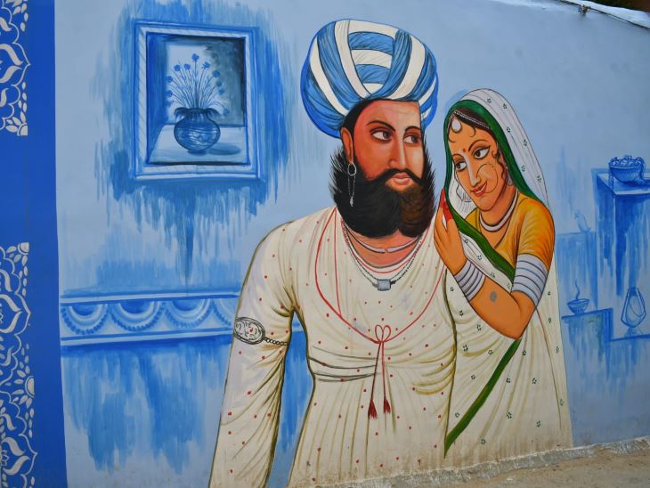 दीवार पर चित्रण की मेवाड़ी शैली में यह पेंटिंग बनाइ गई है। जिसमें बड़ी मूछों में पुरुष पगड़ी व कानों में कुंडल पहने दिखाया गया है। दाम्पत्य जीवन की छवी प्रस्तुत करती यह पेंटिंग हर किसी को आकर्षित करती नजर आ रही है। अचकन पहने पुरुष जिसके गले में हाथों में भी आभुषण को चित्रित किया गया है। वहीं महिला का लहंगा व पारदर्शी ओढ़नी, छोटा कद, ठुड्डी पर तिल, मछली जैसी आँखे, सरल भावयुक्त चेहरा मारवाड़ में मेवाड़ी चित्रकारी की झलक दिखा रही है।
