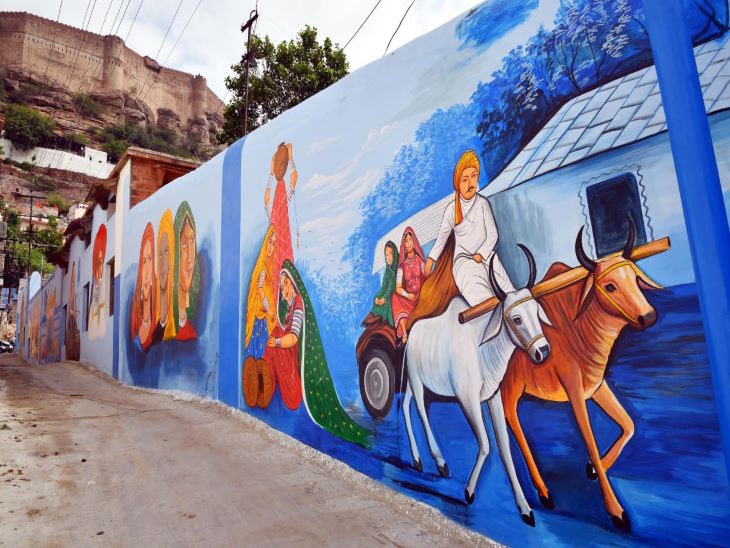 मेहरानगढ़ की पहाड़ी से सटी यह दीवार राजस्थान की मिनी झांकी प्रस्तुत कर रही है। दीवार पर बना बैलगाड़ी की पेंटिंग ग्रामीण परिवेश की झलक प्रस्तुत कर रहा है। बैल गाड़ी पर अपने परिवार को ले जाता किसान ढेढ ग्रामीण परम्परा की झलक दिखा रहा है। नीले मकानों और सुंदर पेंटिंग से घिरा सिटी पुलिस का यह इलाका अब देश-विदेश के पर्यटकों को आकर्षित करने लगा है।