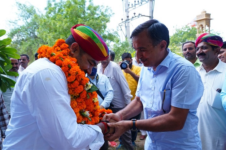 स्वागत करते हिम्मत चौधरी