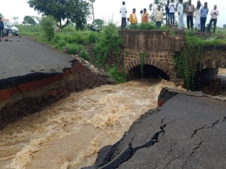 चालीसगांव तहसील में कई जगहों पर सड़कें पानी में बह गईं हैं।