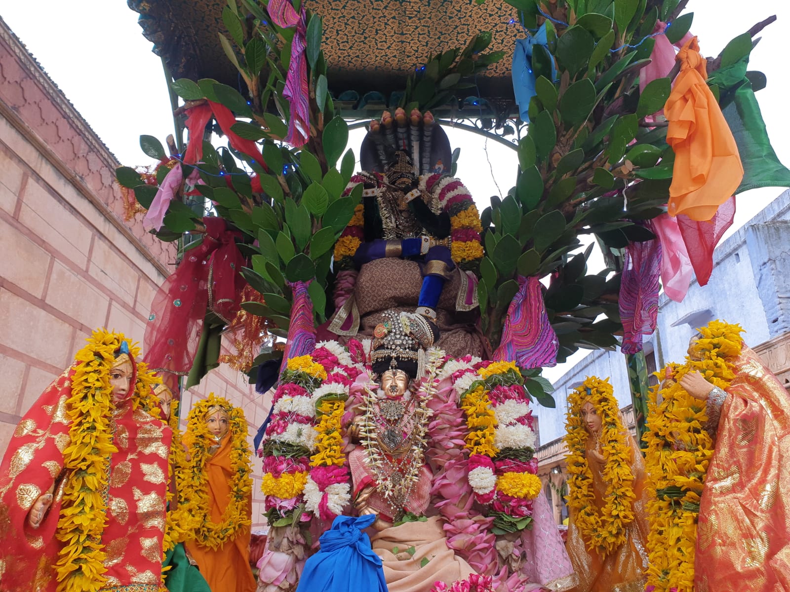 श्री गोदा रंगमन्नार भगवान कदम्ब वृक्ष पर सवार होकर मुख्य गर्भगृह से बाहर निकले। चहुँओर ठाकुरजी की जय जयकार सुनाई देने लगी