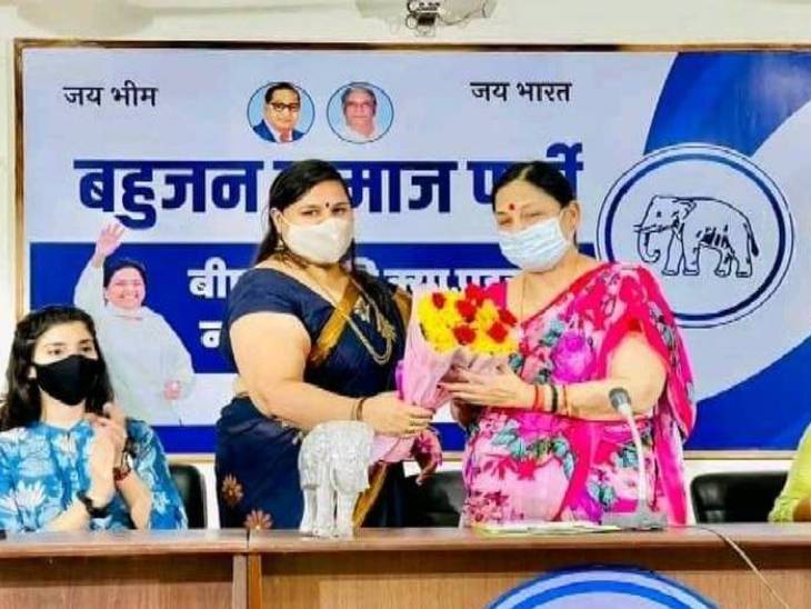 कल्पना मिश्रा (परपल साड़ी में) का स्वागत करती पार्टी पदाधिकारी।
