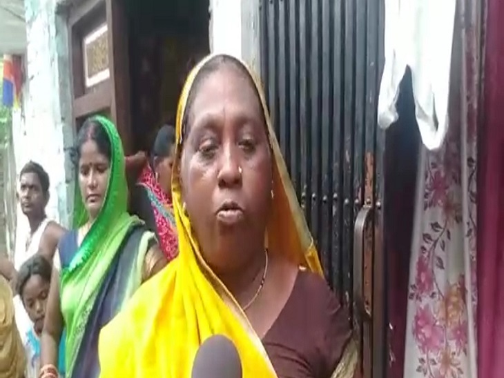 आजमगढ़ जिले में धर्मांतरण कराने वाले के बारे में जानकारी देती चम्पा देवी।