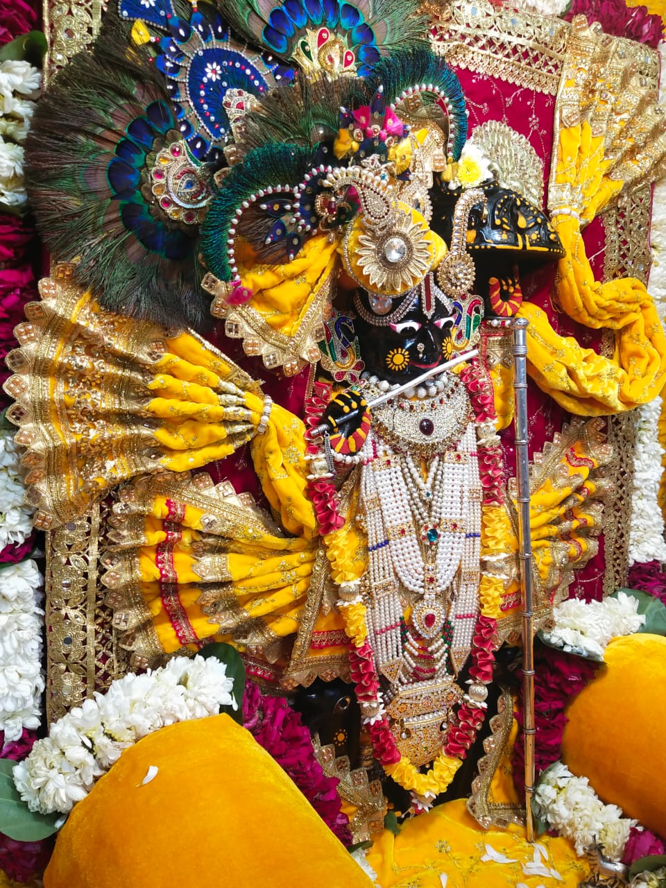मंदिर में सजाई गई श्री कृष्ण की प्रतिमा।