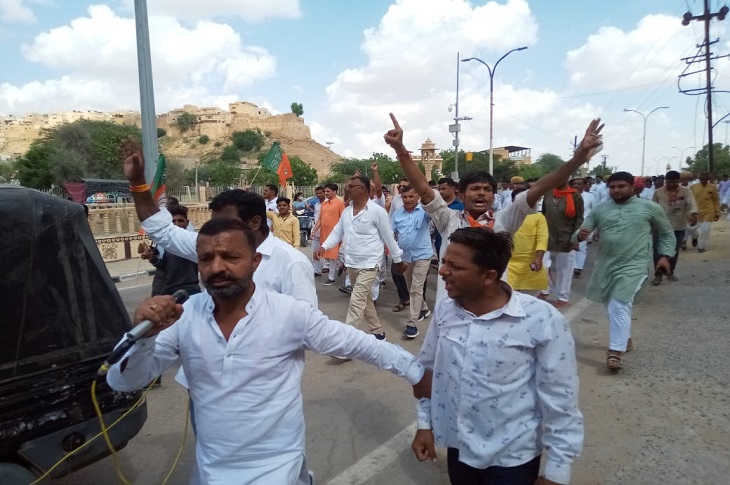 बिजली विभाग का घेराव करने जाते