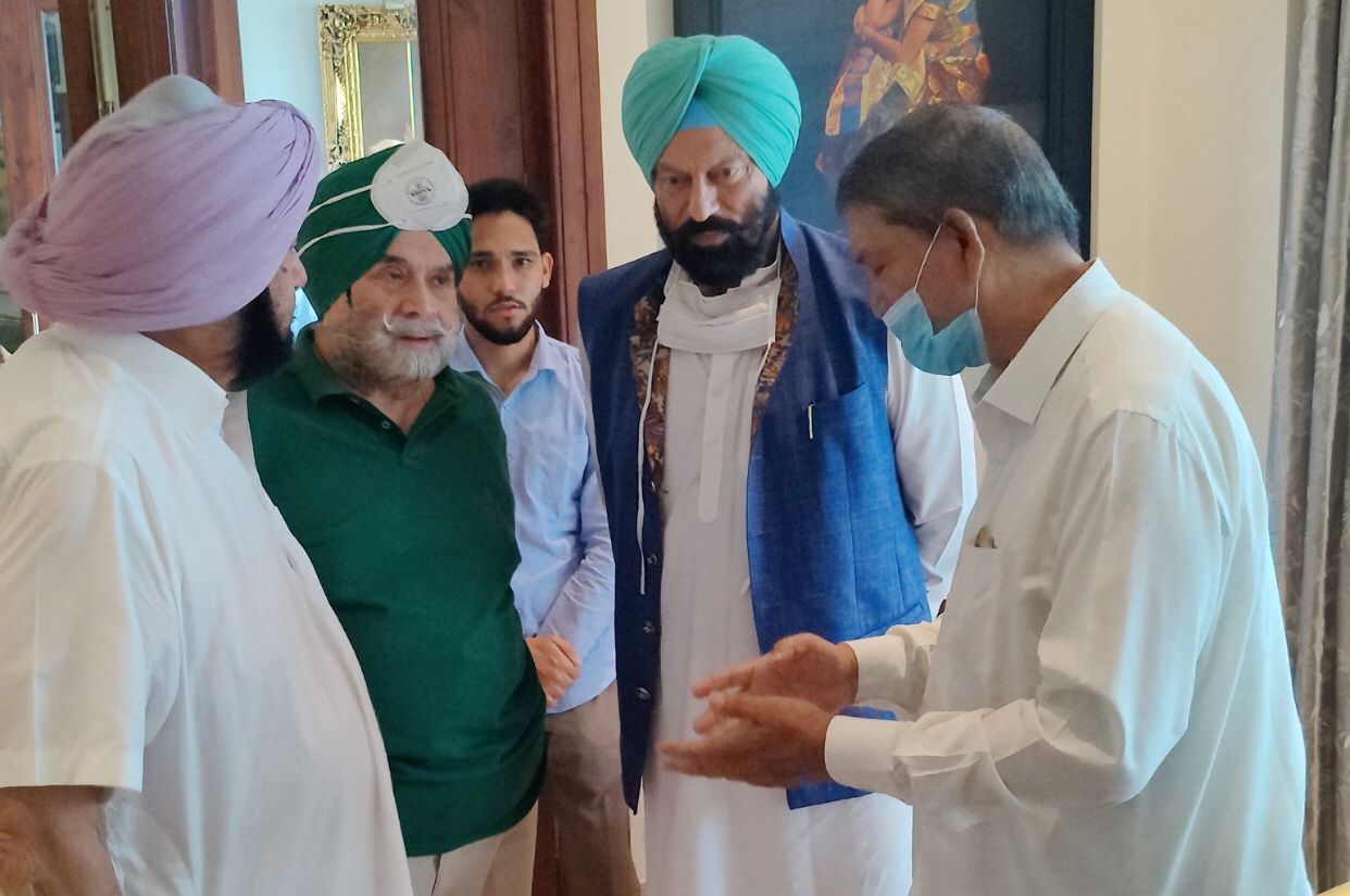 Harish Rawat discussing with Sports Minister Rana Sodhi with Capt.