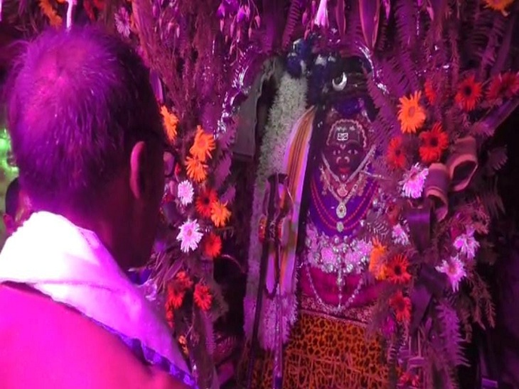 बाबा कालभैरव की पूजा करते अर्चक।