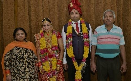 पहली पत्नी रीता के साथ तरुण।