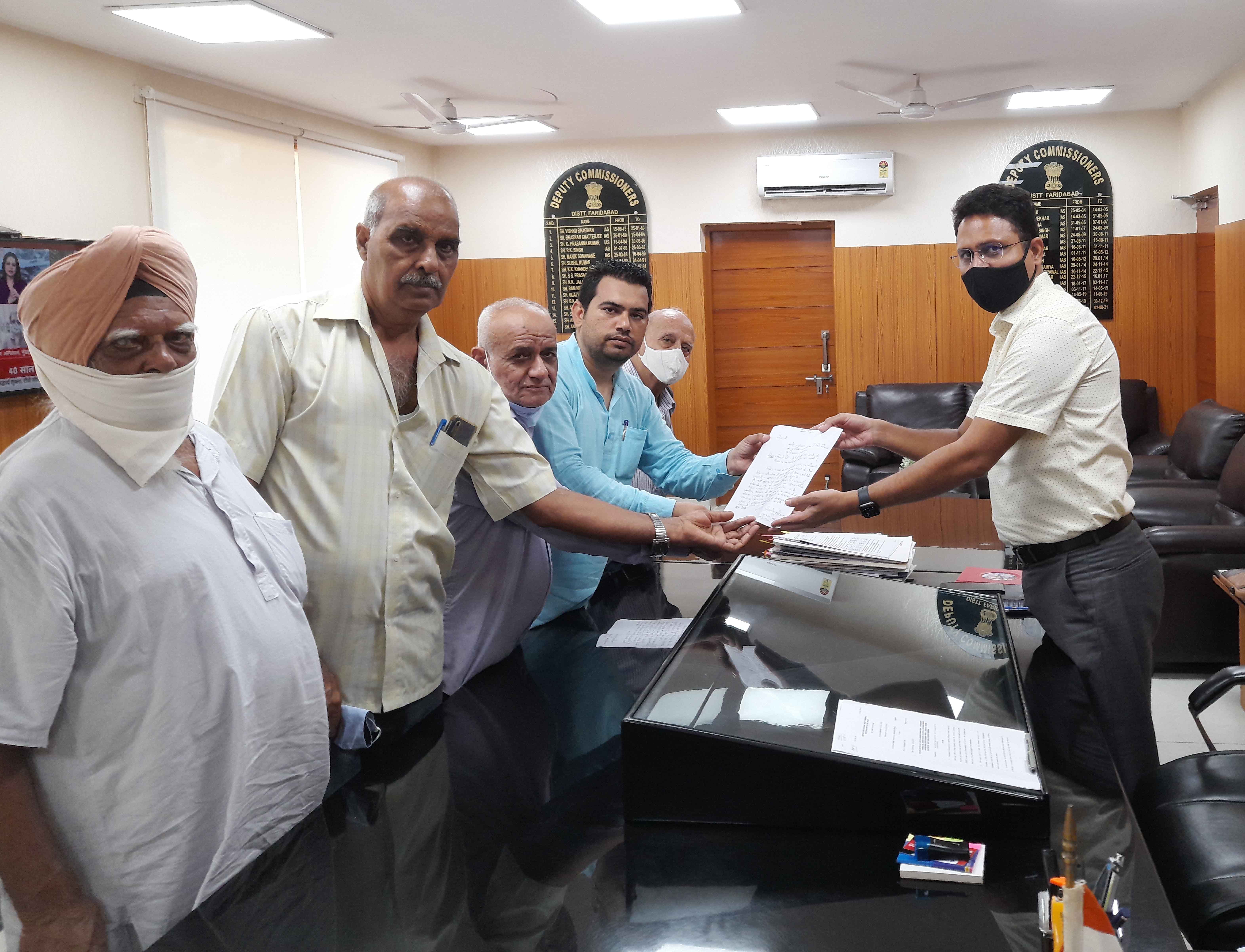 डीसी जितेन्द्र यादव को ज्ञापन सौंपते बुजुर्ग। - SN