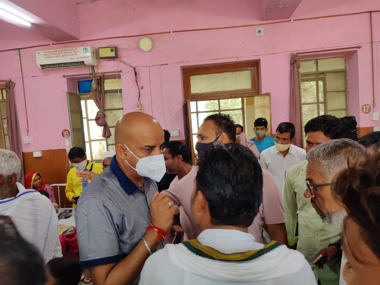 मरीजों की जानकारी लेते सीएमएचओ डॉ. मनोज शर्मा।