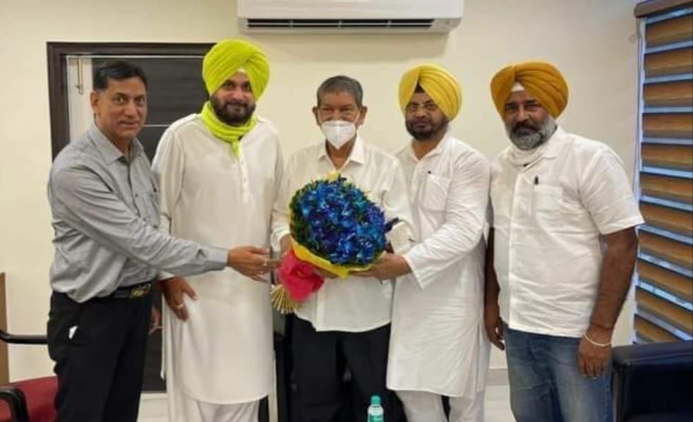 On reaching Chandigarh, Harish Rawat was welcomed by Navjot Sidhu, Organization General Secretary Pargat Singh, Executive President Kuljit Nagra and Pawan Goyal.