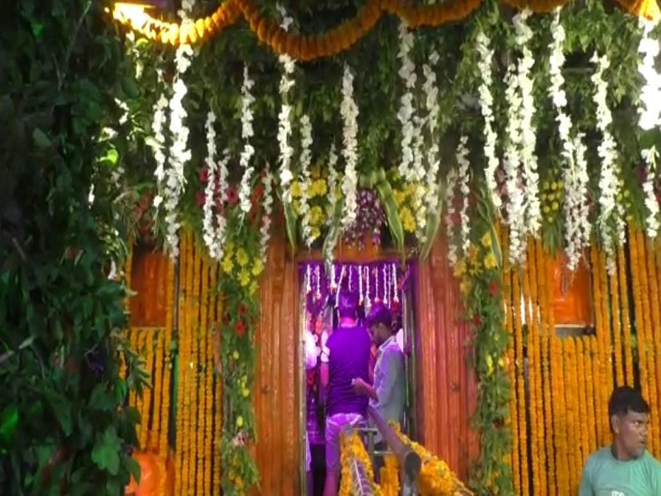 फूल-मालाओं से सजाया गया कालभैरव मंदिर।