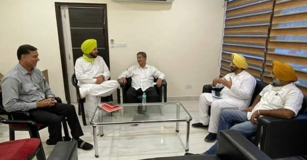 पंजाब भवन में मंगलवार को हरीश रावत ने नवजोत सिद्धू के साथ बैठक की।