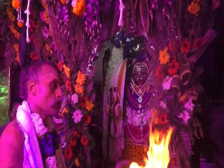 बाबा कालभैरव की आरती उतारते अर्चक।