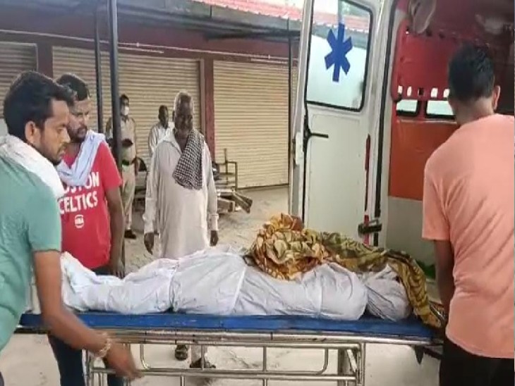 पोस्टमॉर्टम के बाद रोहित का शव को ले जाते परिजन