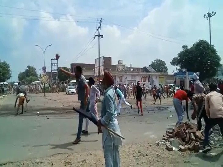 मोगा में पत्थरबाजी करते प्रदर्शकारी।