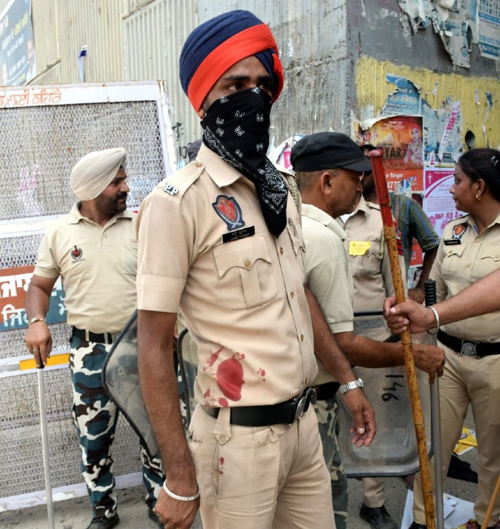 इस घटना में कई पुलिसकर्मियों और किसानों का खून बहा।
